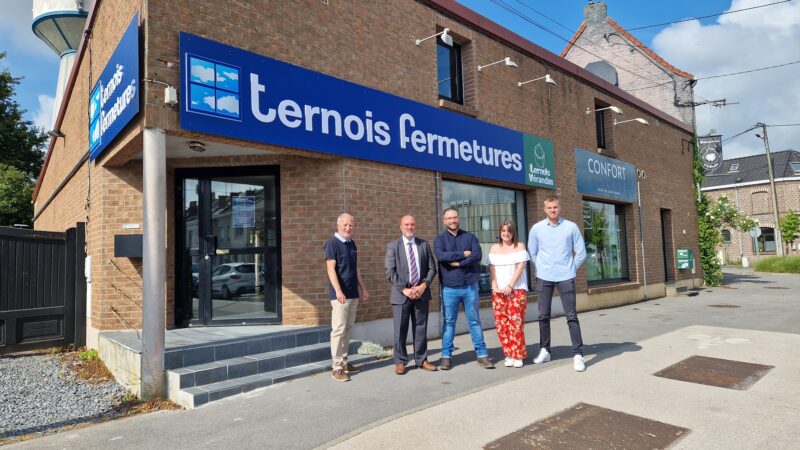 Photo de groupe devant l'enseigne Ternois Fermetures. De gauche à droite : Michel Piquet, le Maire Ludovic Rohart, Judicaël responsable secteur, Marie assistante commerciale et Antoine commercial.